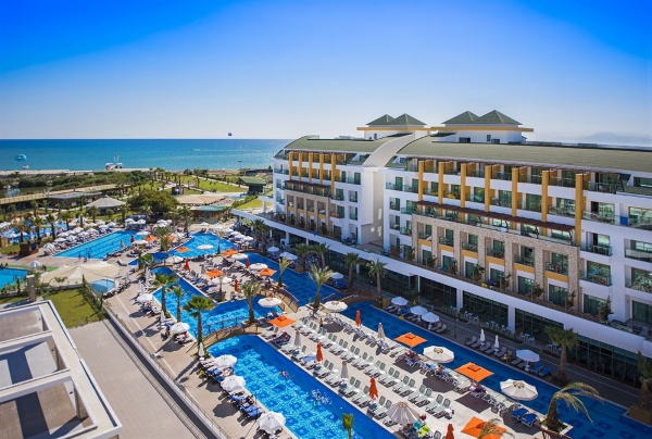 Belek, Hotel Port Nature Luxury Resort, piscina exterioara, sezlonguri, mare.jpg