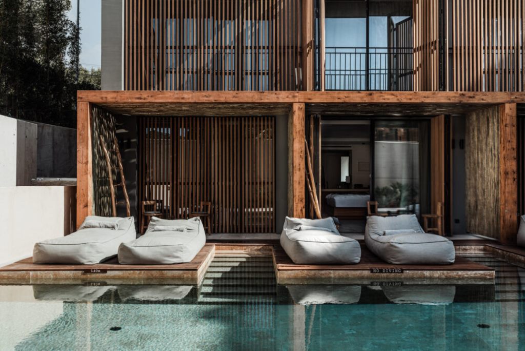SWIM UP ROOM