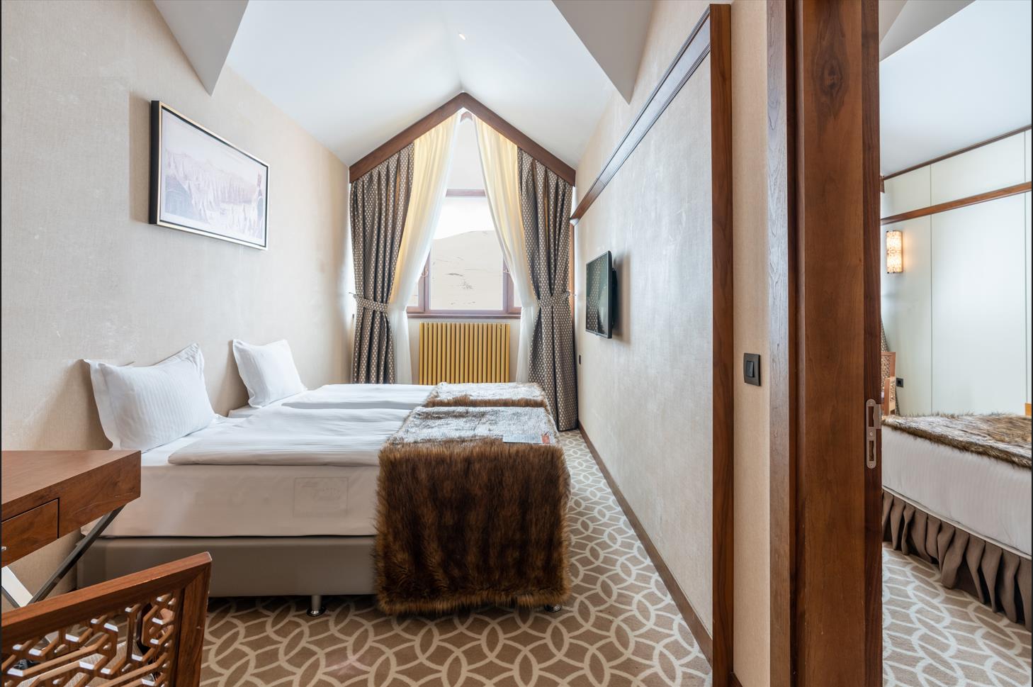 GRAND DELUXE ROOM