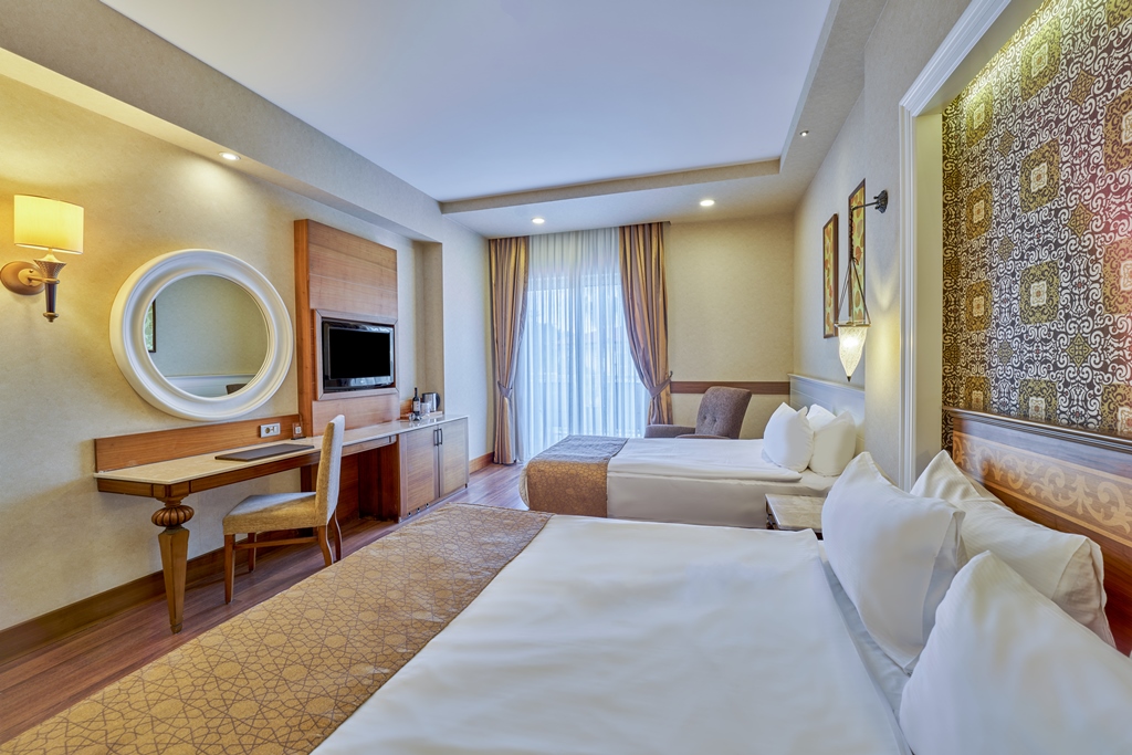 Deluxe Pool Room