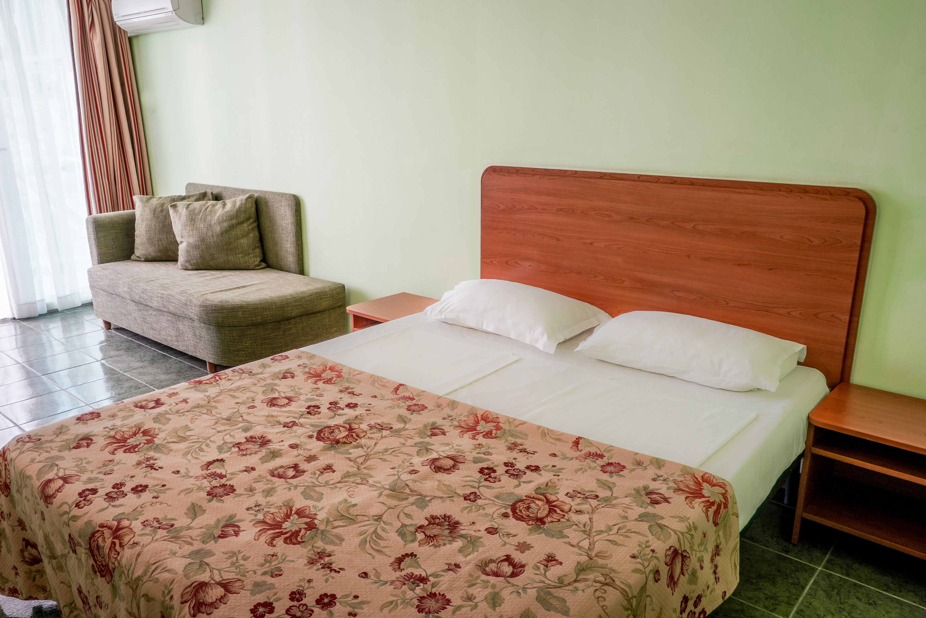 SINGLE W.CHILD STANDARD ROOM (BALCONY)