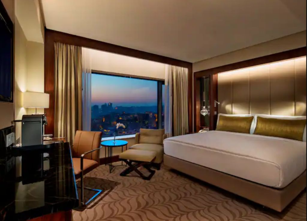 DELUXE ROOM