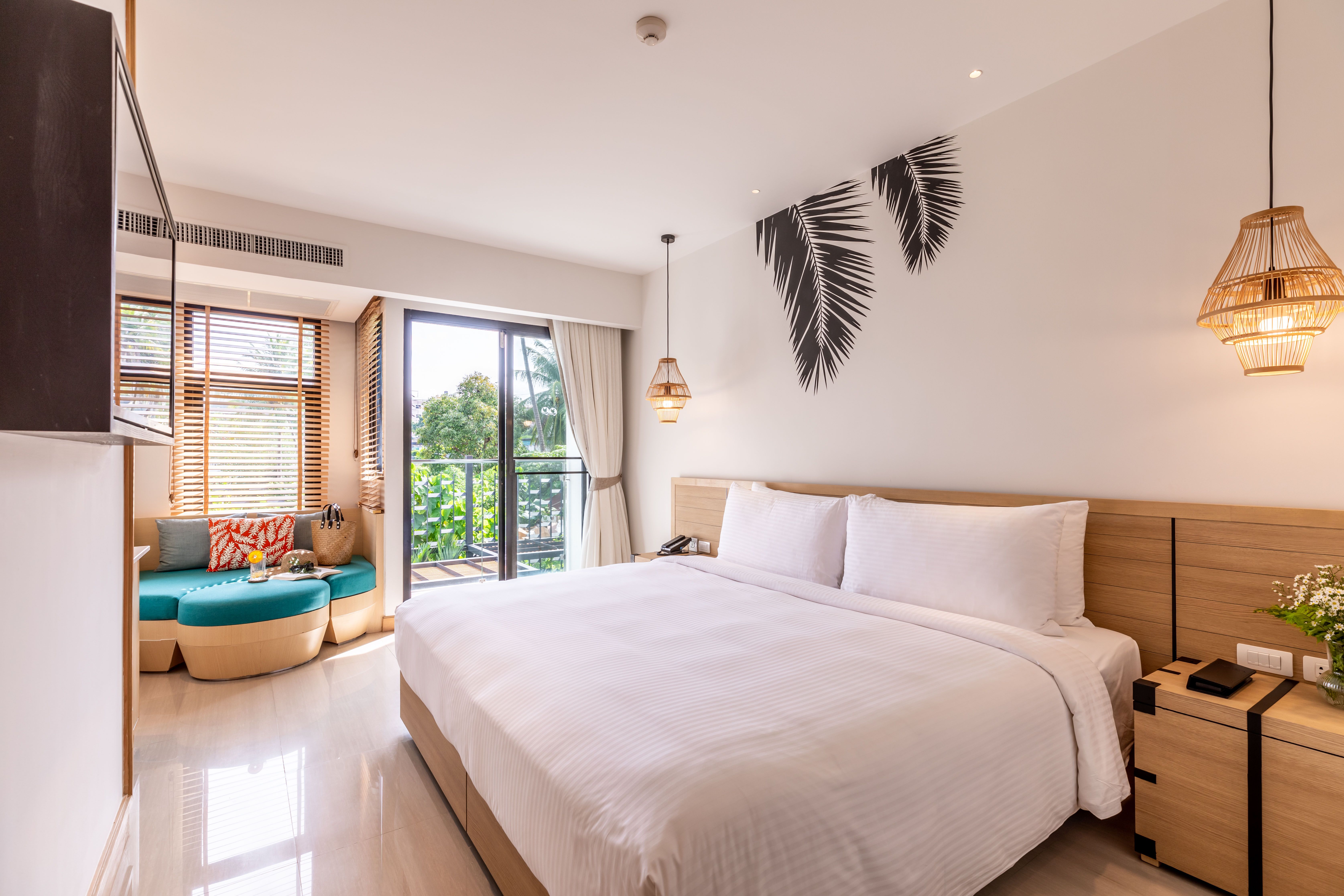 SUPERIOR POOL VIEW ROOM KING BED