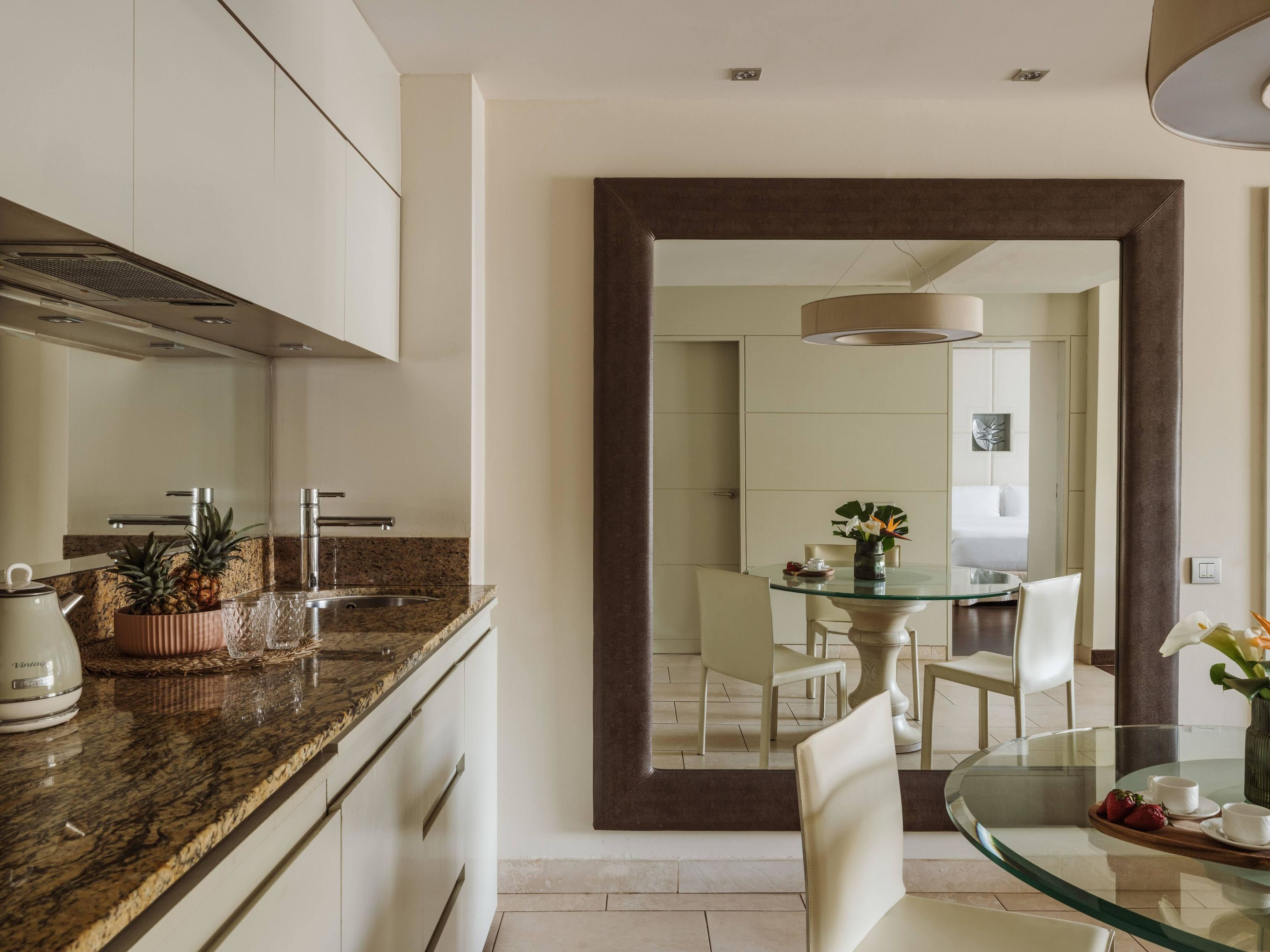 RED LEVEL - SUITE PARTIAL OCEAN VIEW 