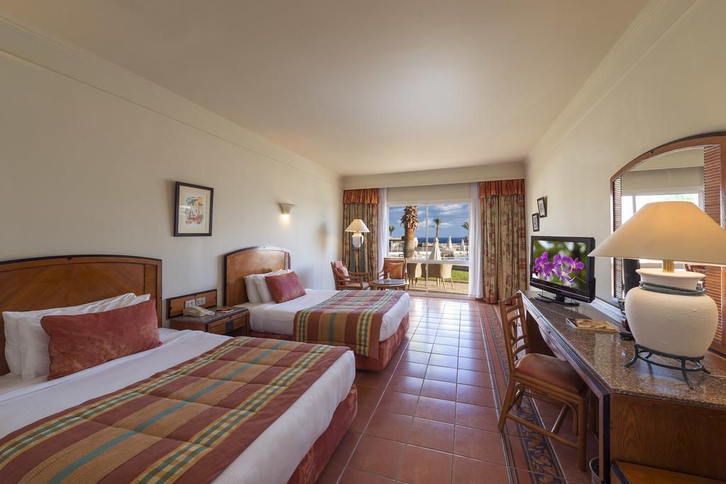 reef-oasis-beach-resort-standard-room-with-garden_15558393191.jpg