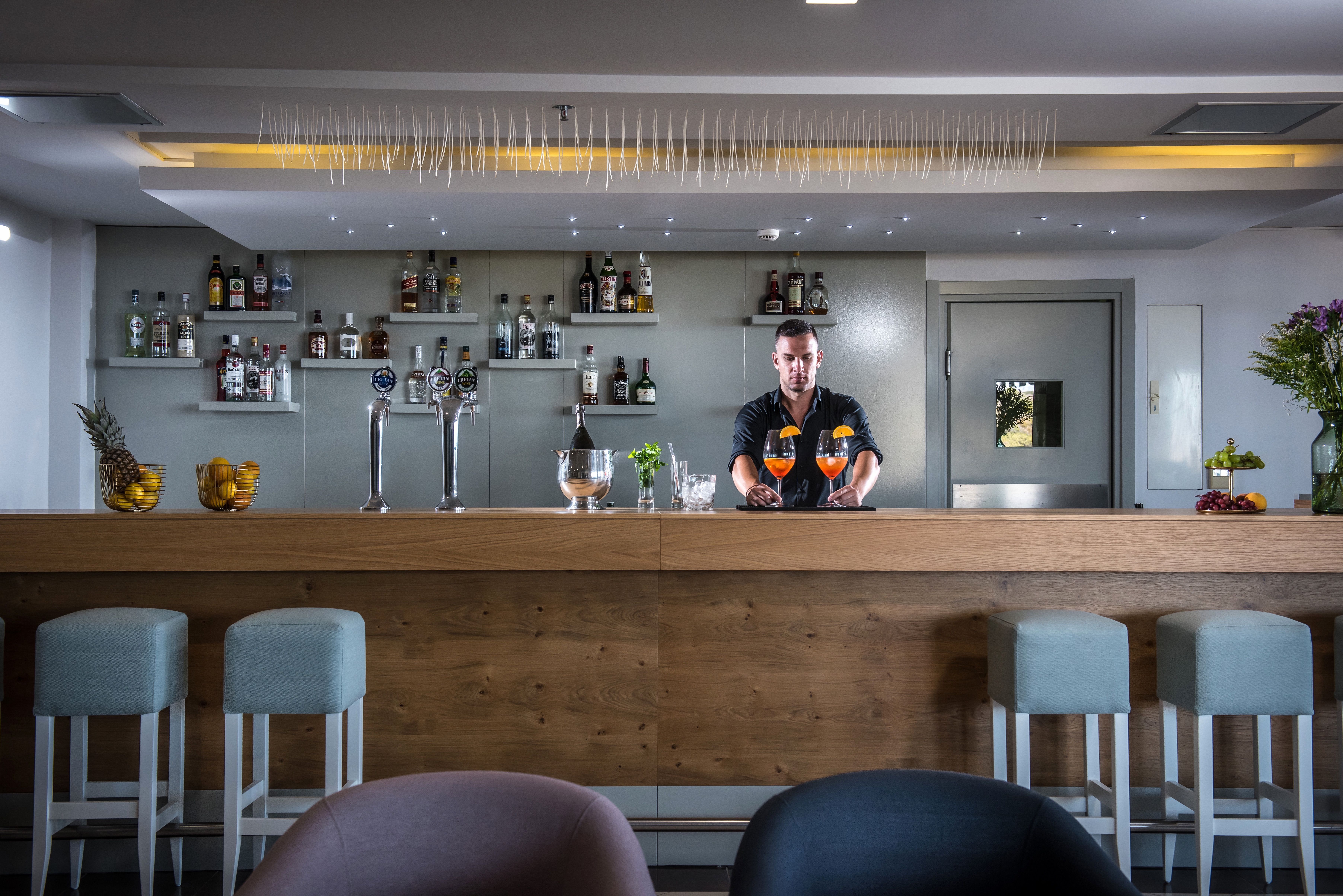 MAIN BAR 