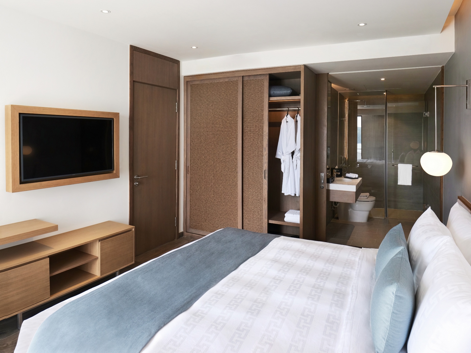 SUPERIOR SUITE 1 KING BED BALCONY (CHILD WITHOUT EXTRA BED)