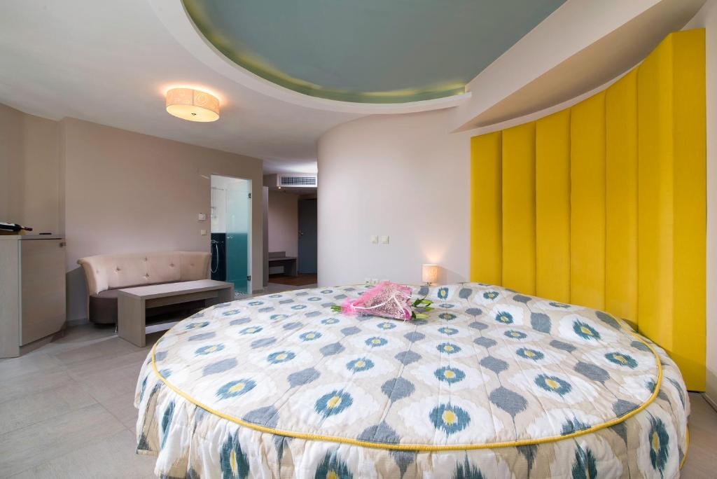 Junior Suite cu vedere laterala la mare