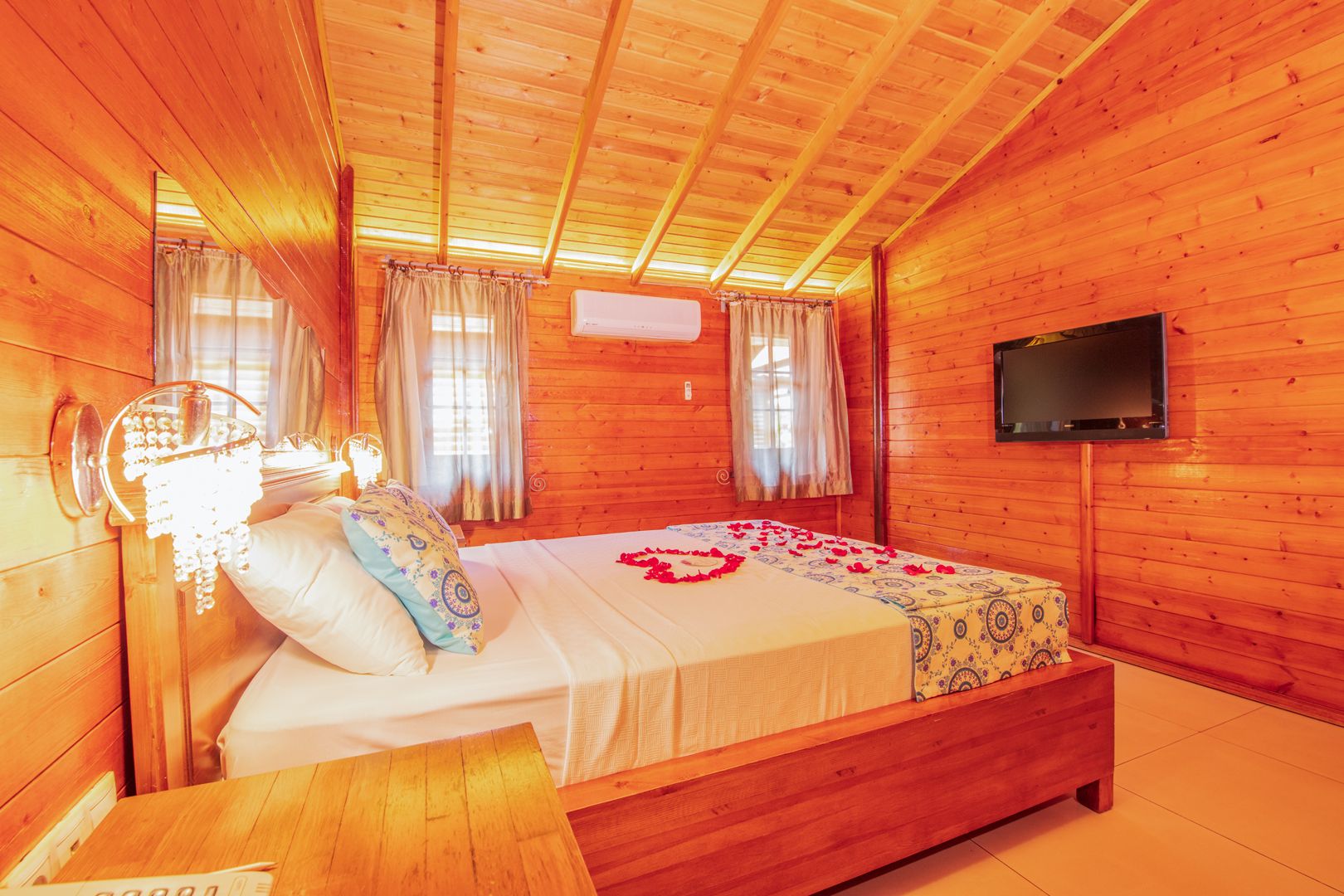 DELUXE SUIT BUNGALOW