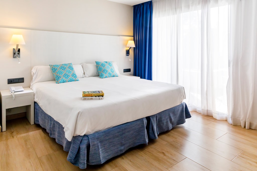 DOUBLE ROOM