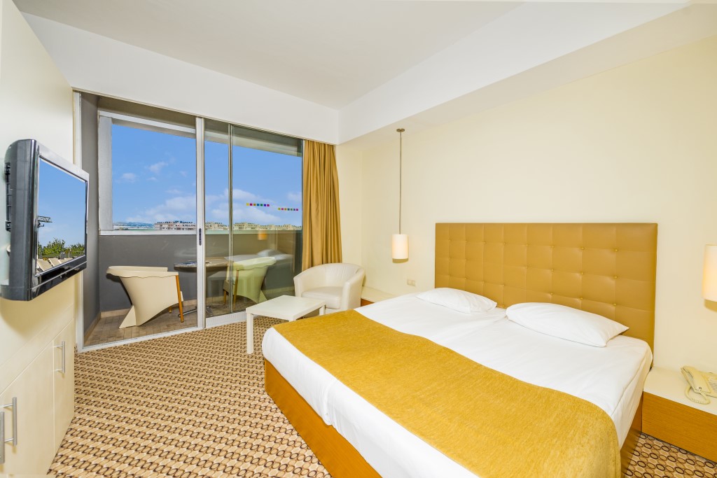 ROOM LARGE LAND VIEW