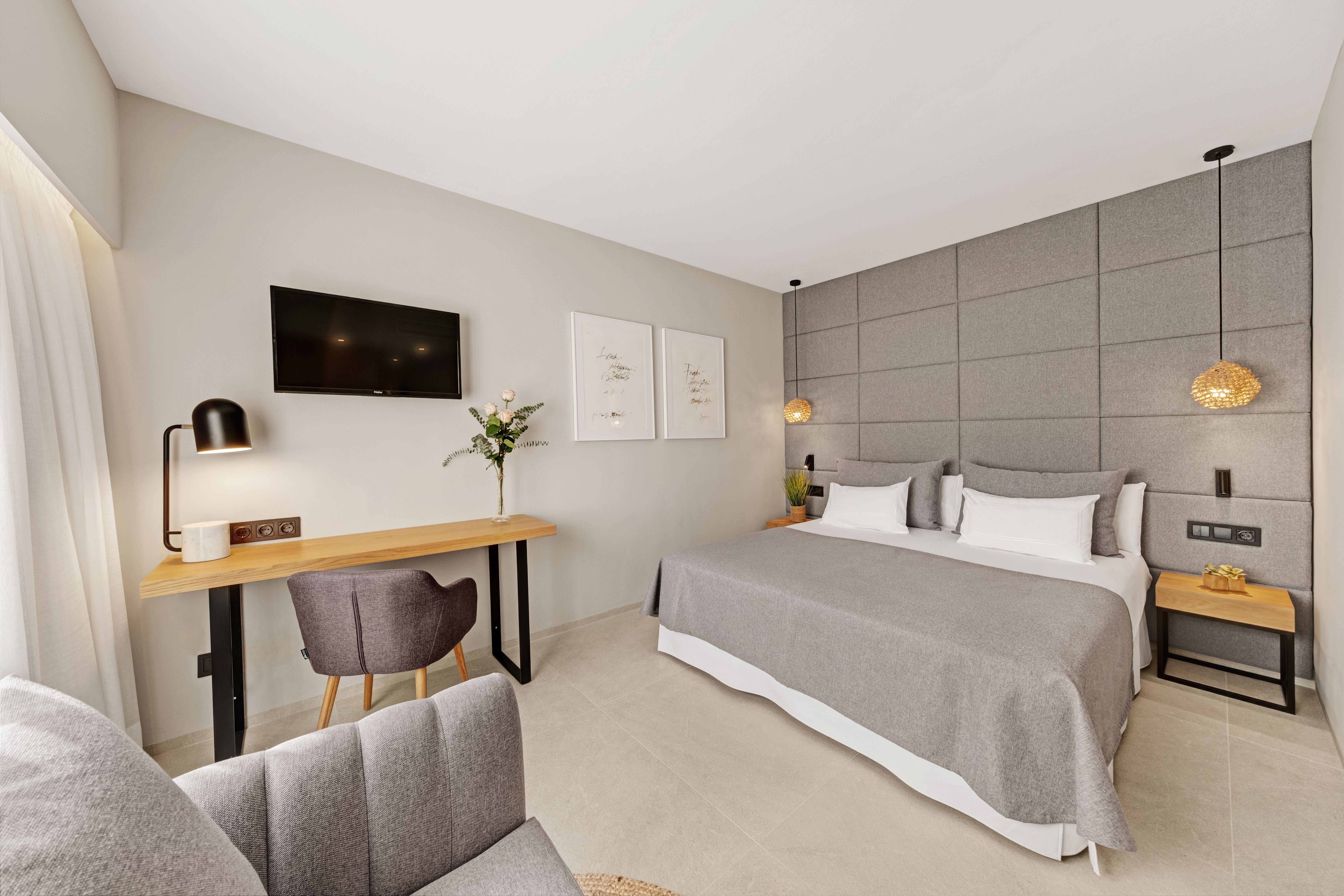 DOUBLE WITH DOUBLE BED