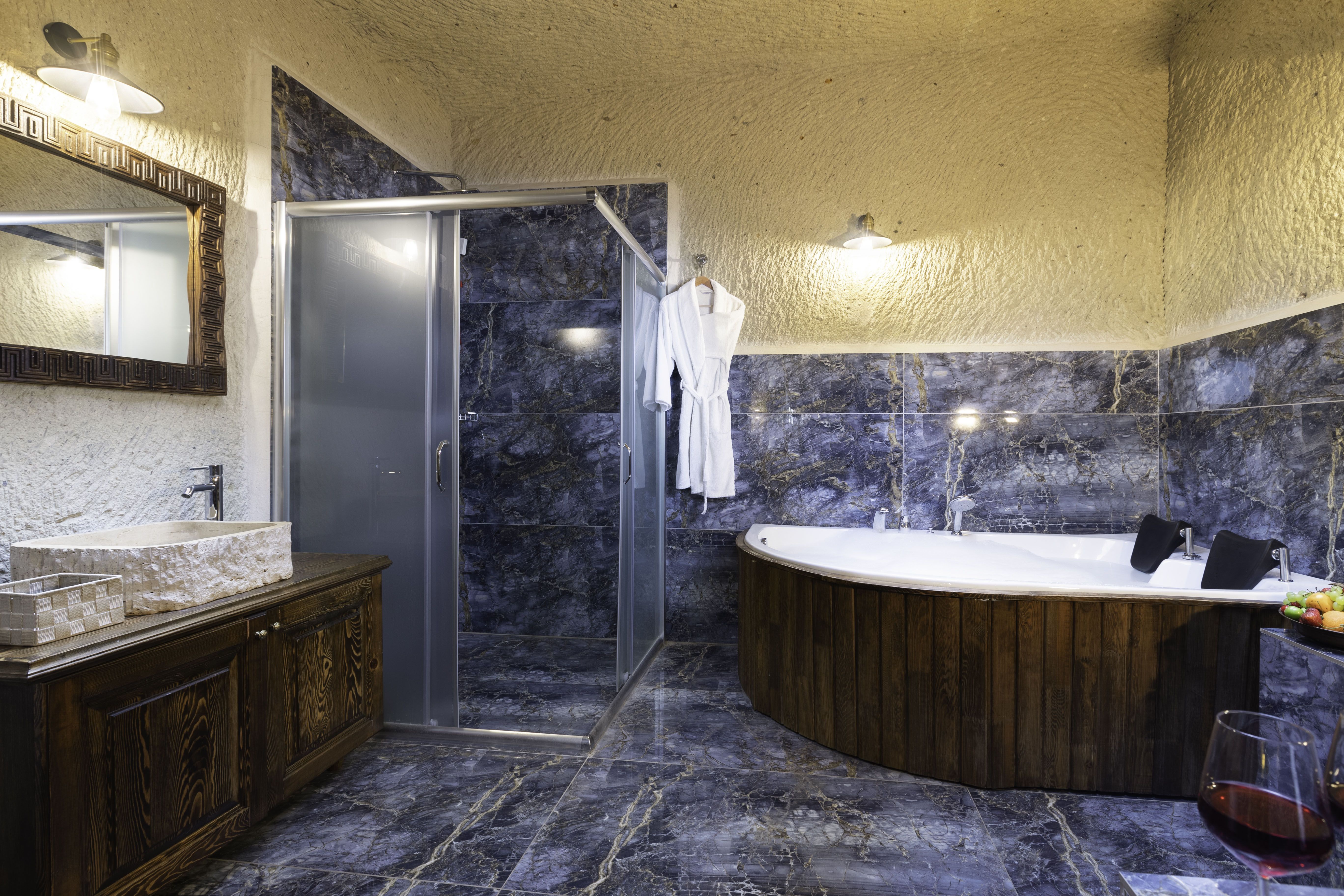 CAVE ROOM WITH JACUZZI