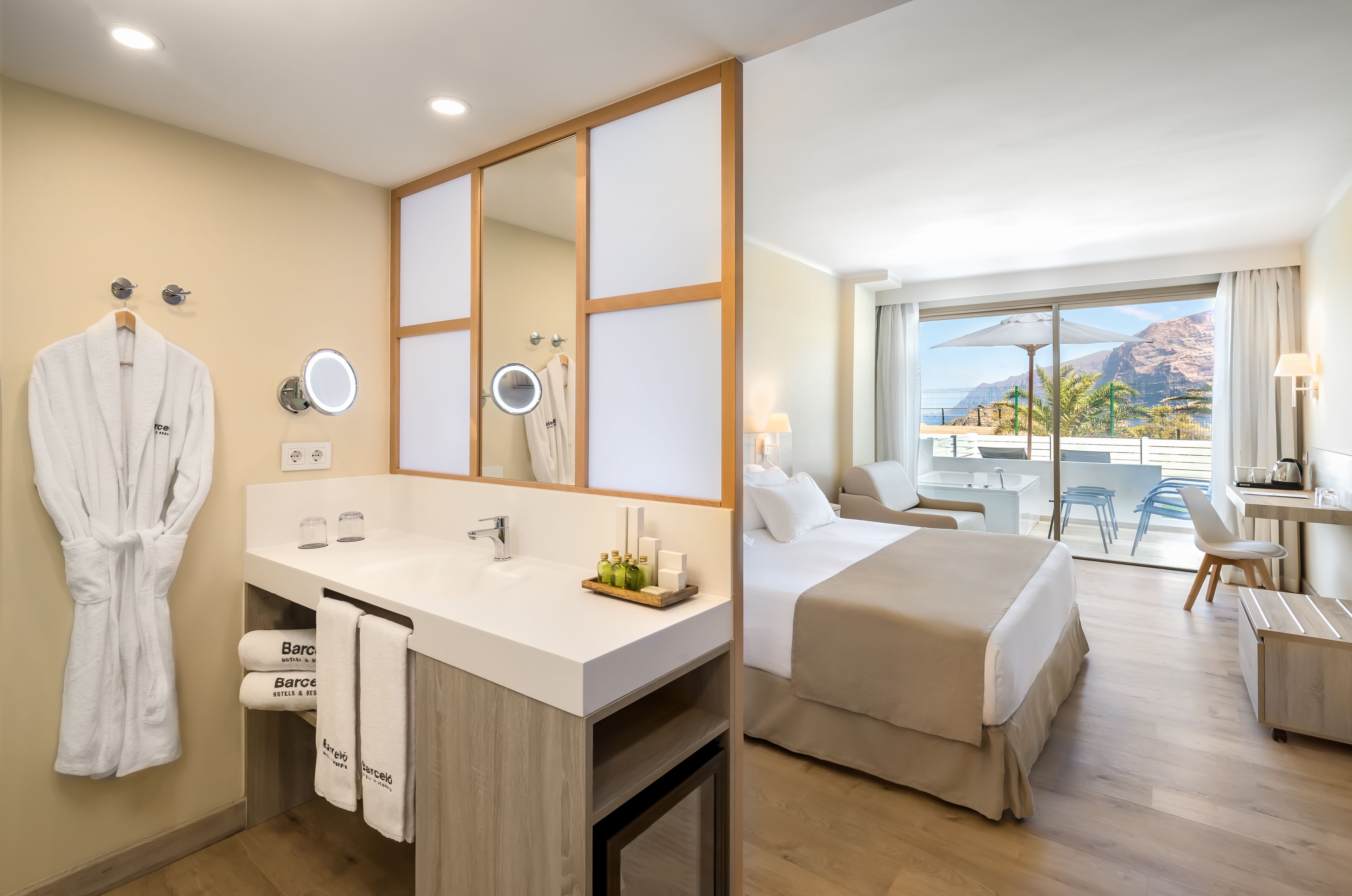 DELUXE GARDEN VIEW WITH HOT TUB BALCONY OR TERRACE