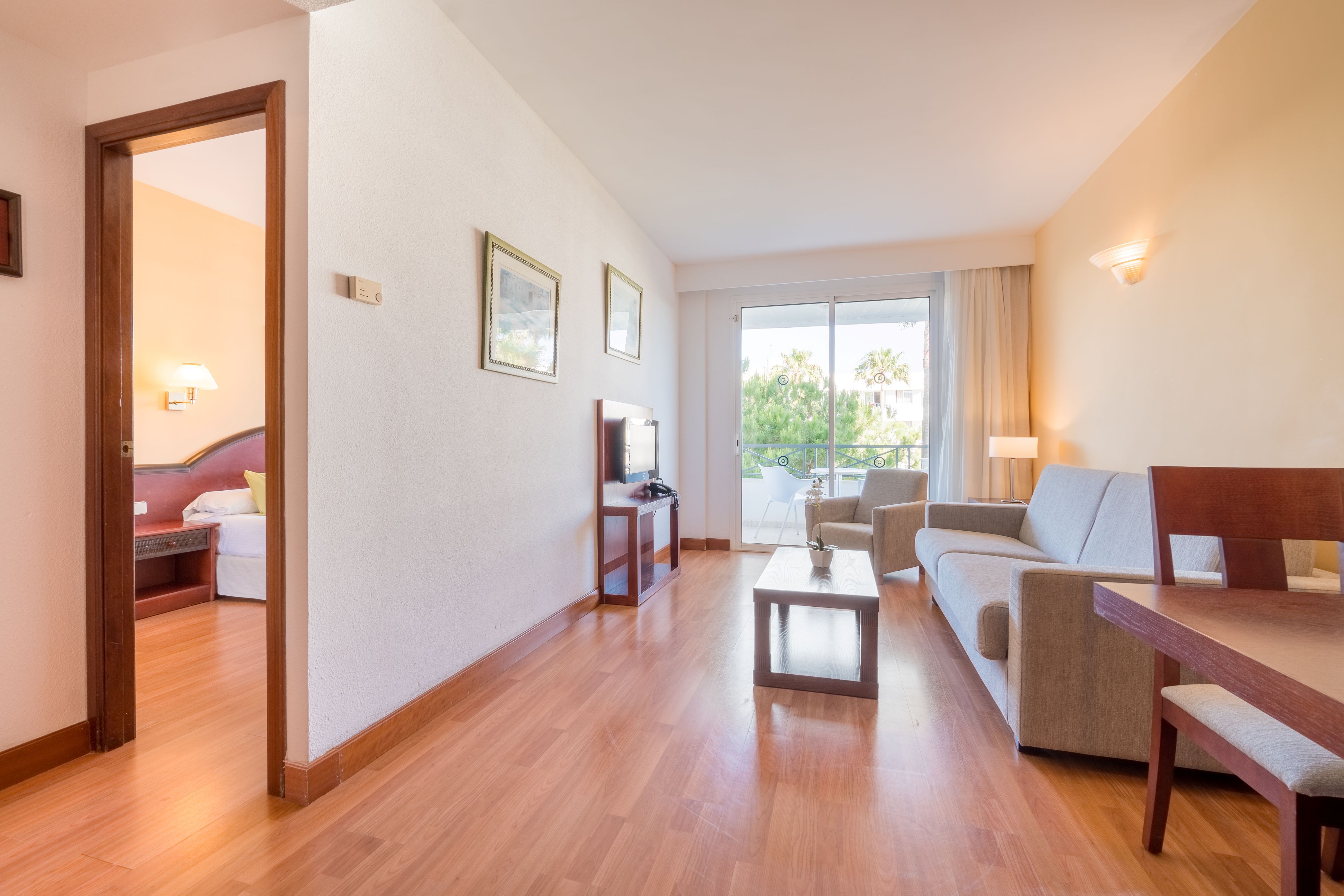 SU - SUITE BALCONY OR TERRACE