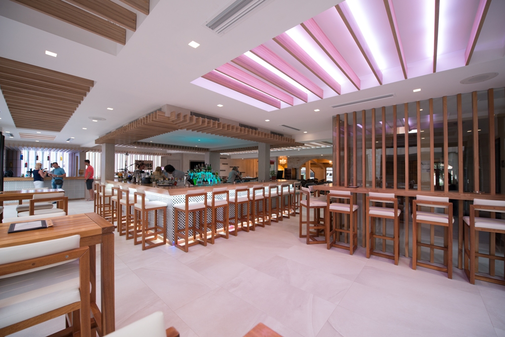 MAIN BAR MYTHOS