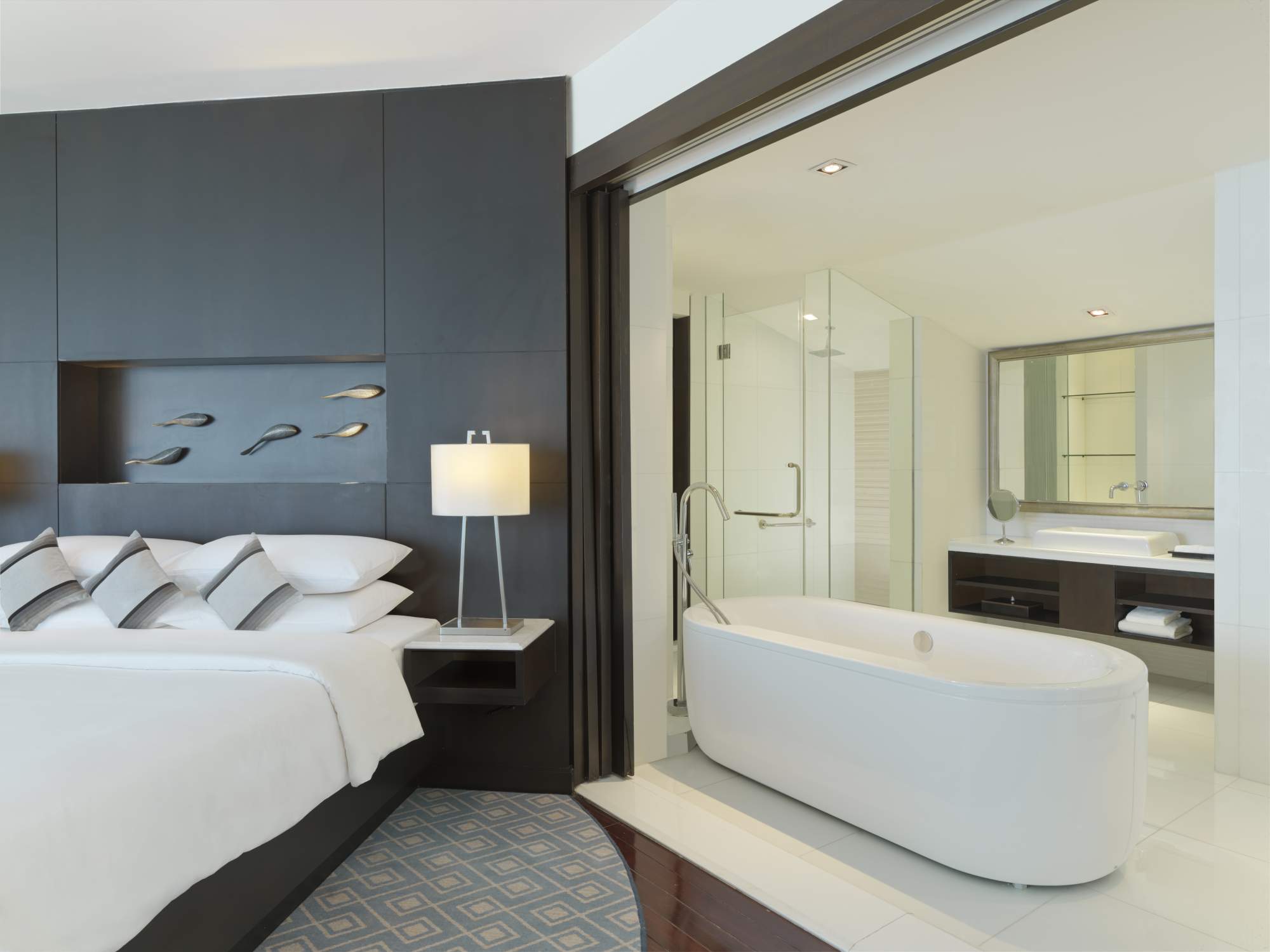 KING/ TWIN BED OCEAN VIEW CLUB ACCESS  
