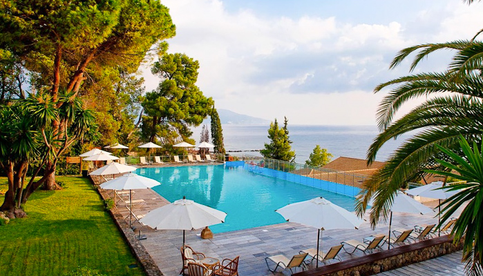 Corfu, Hotel Kontokali Bay, piscina exterioara, sezlonguri.jpg