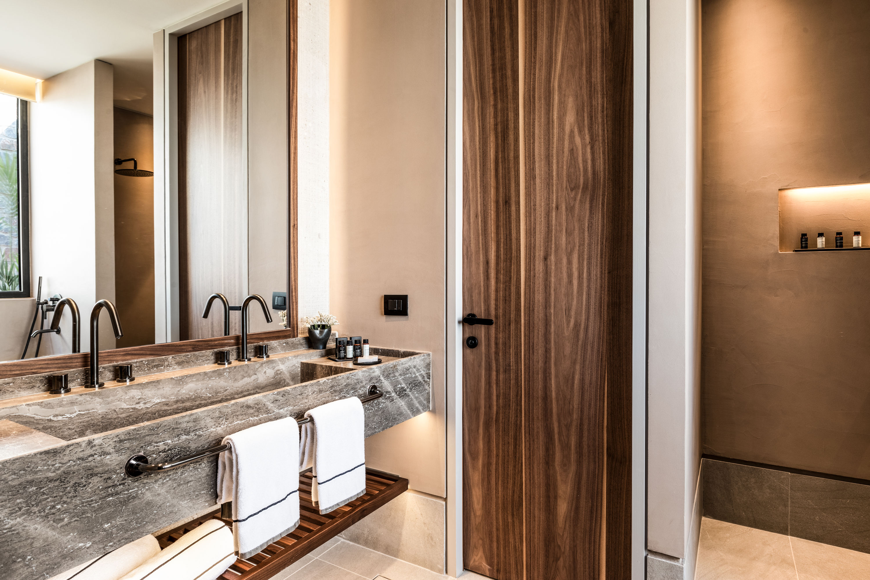 Core Open Plan Suite with Outdoor Jacuzzi