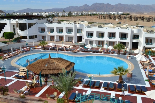 Sharm El Sheikh, Hotel Sharm Holiday, piscina exterioara, sezlonguri.jpg