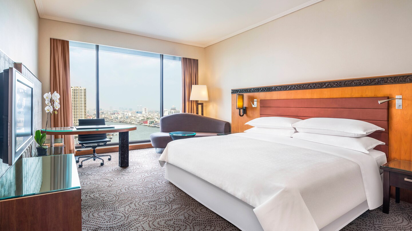 Club Deluxe Riverview Room