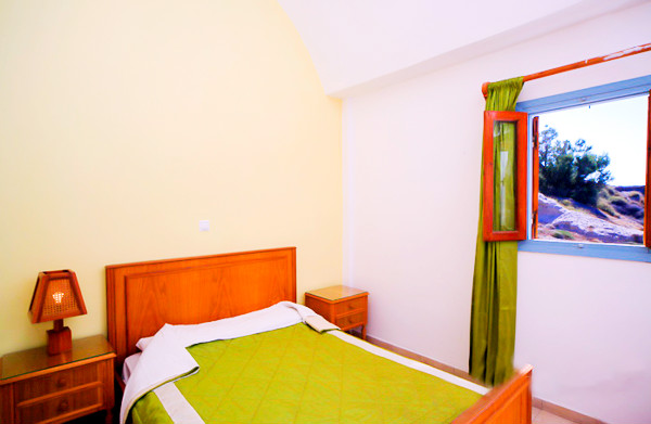 Santorini, Hotel Akrotiri, camera, vedere camera, pat.jpg