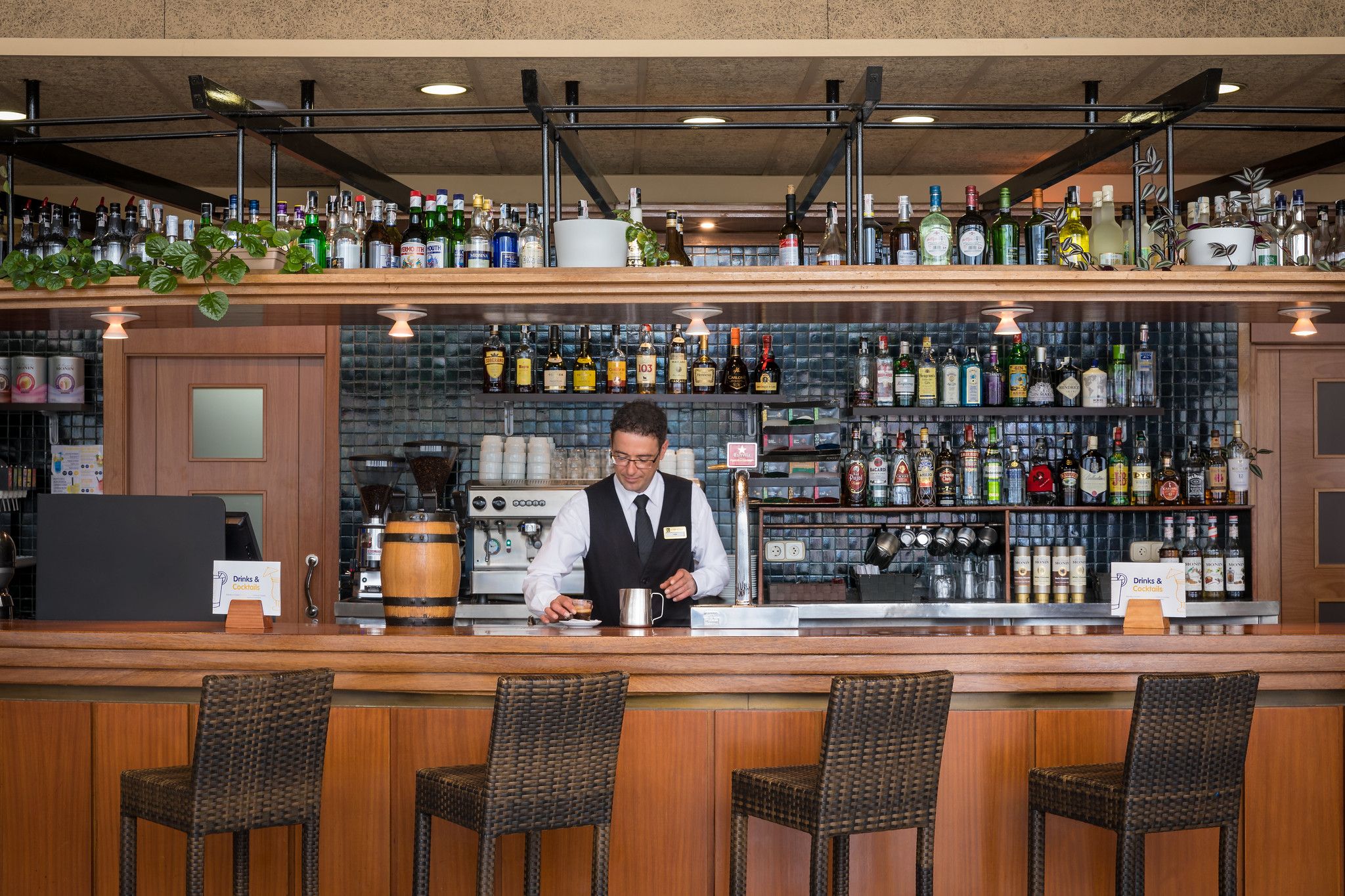 LOBBY BAR
