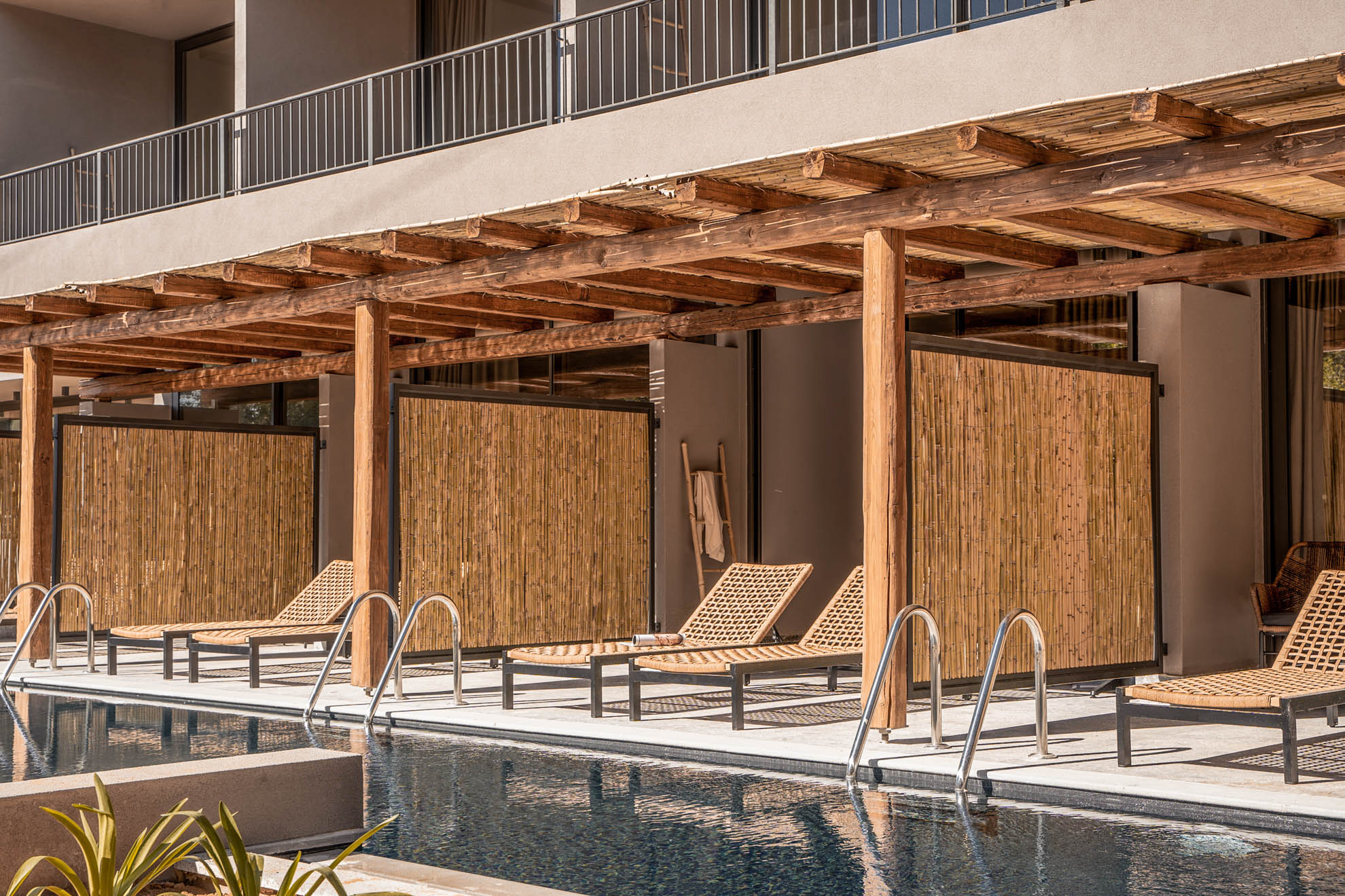 Double Swim Up Pool Room