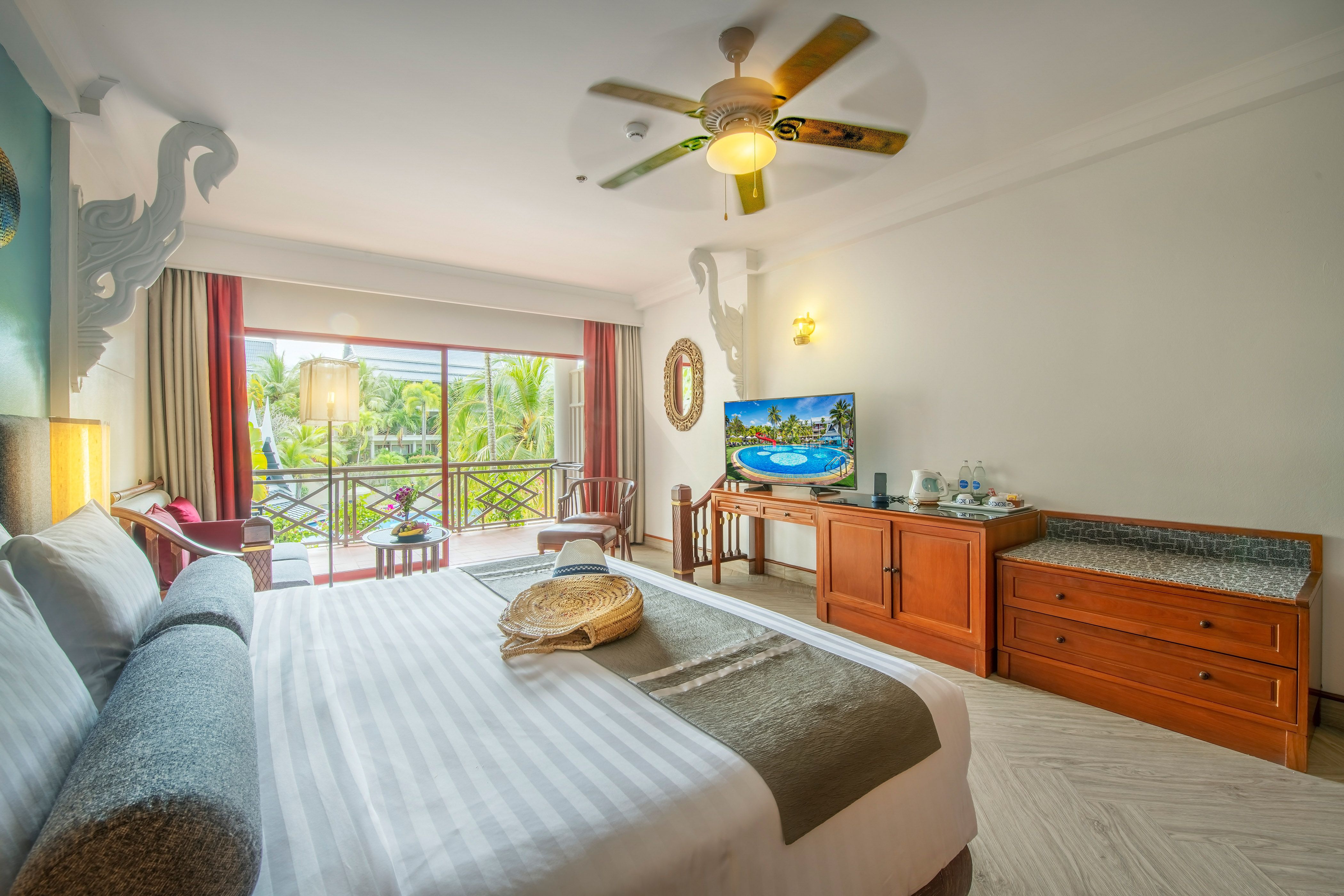 EXECUTIVE ROOM 