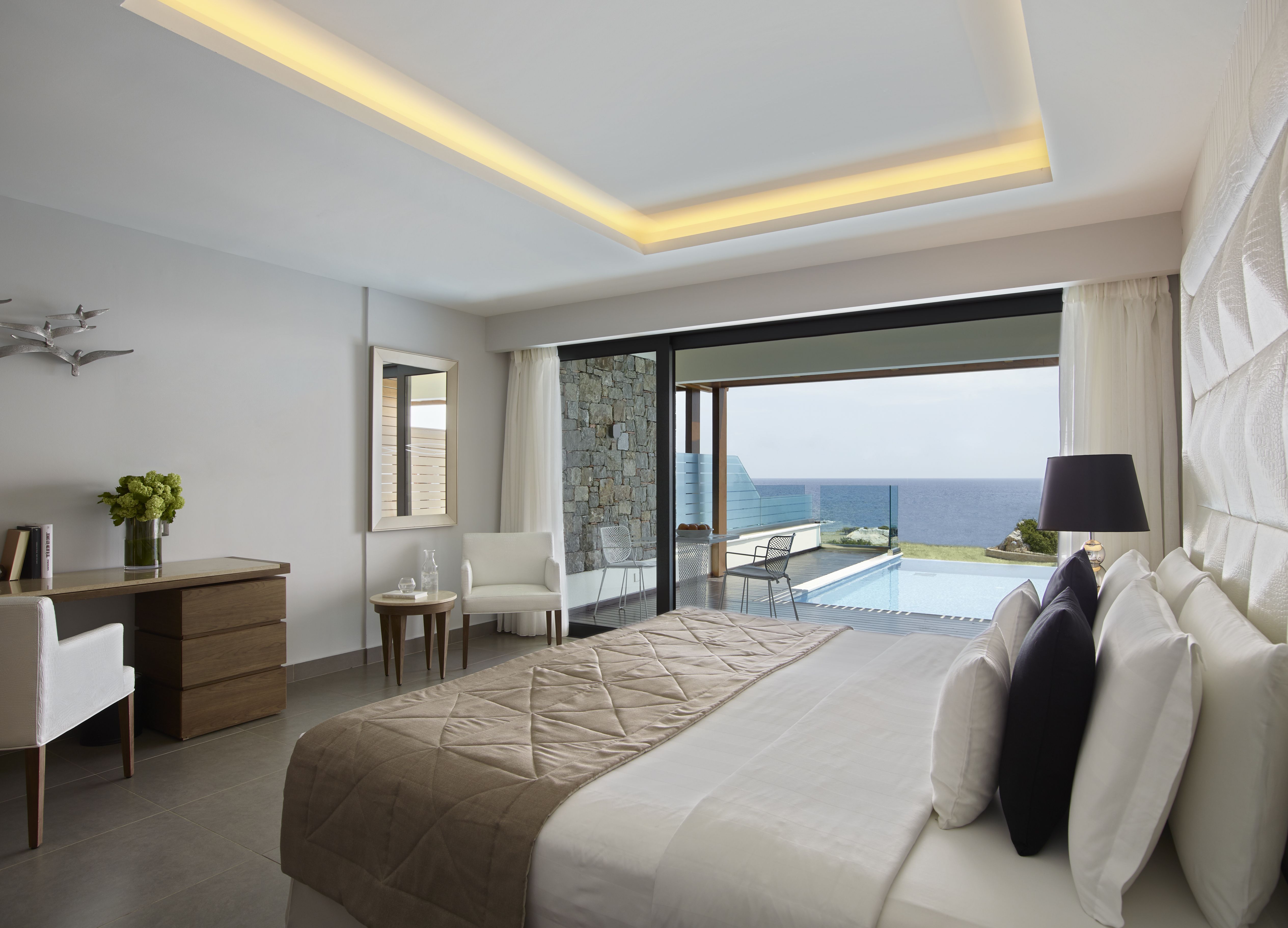 SUPERIOR JUNIOR SUITE WITH PRIVATE POOL & PARTIAL SEA VIEW