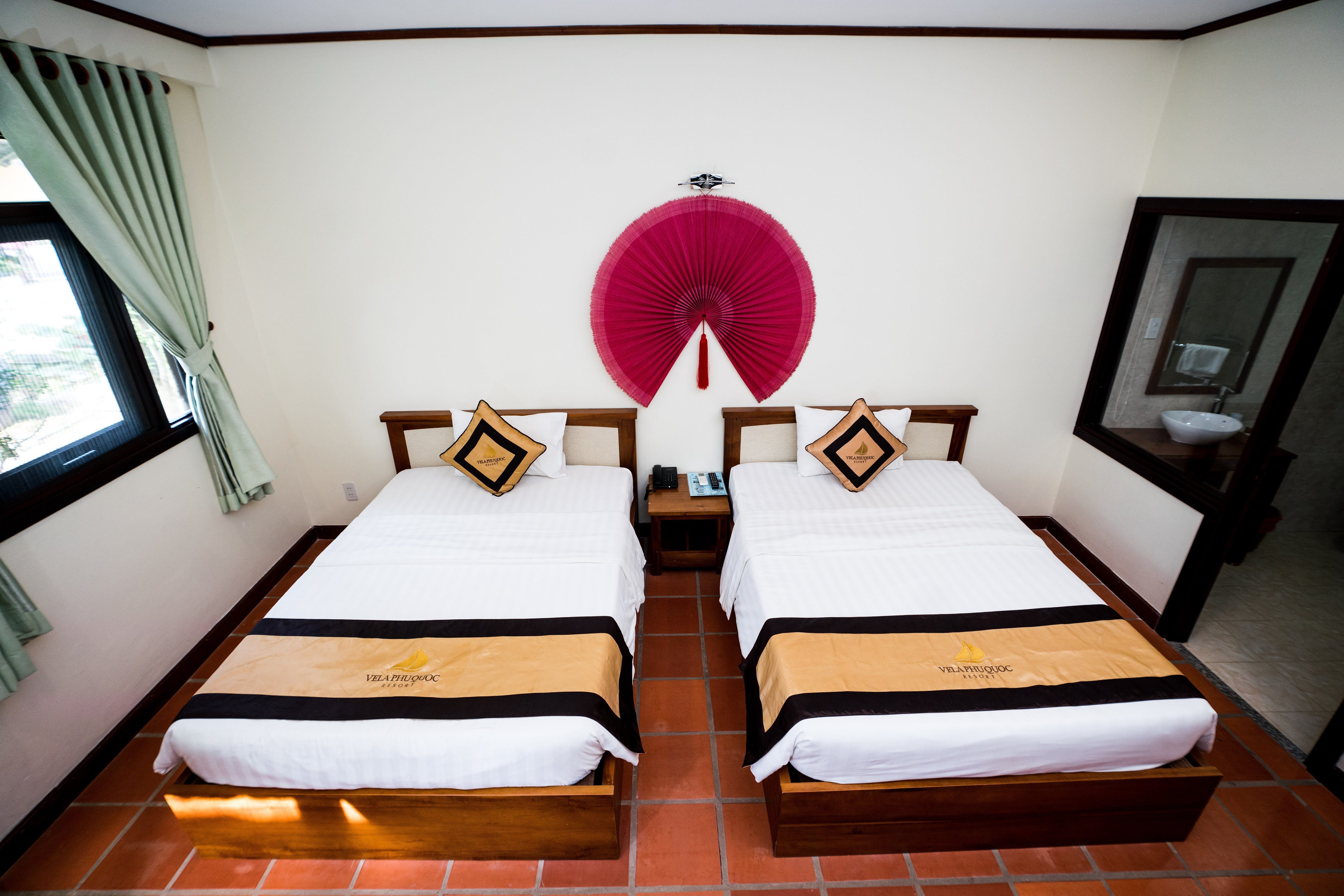 DELUXE ROOM