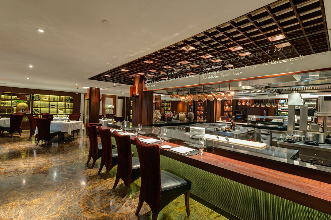 FIREPLACE GRILL AND BAR