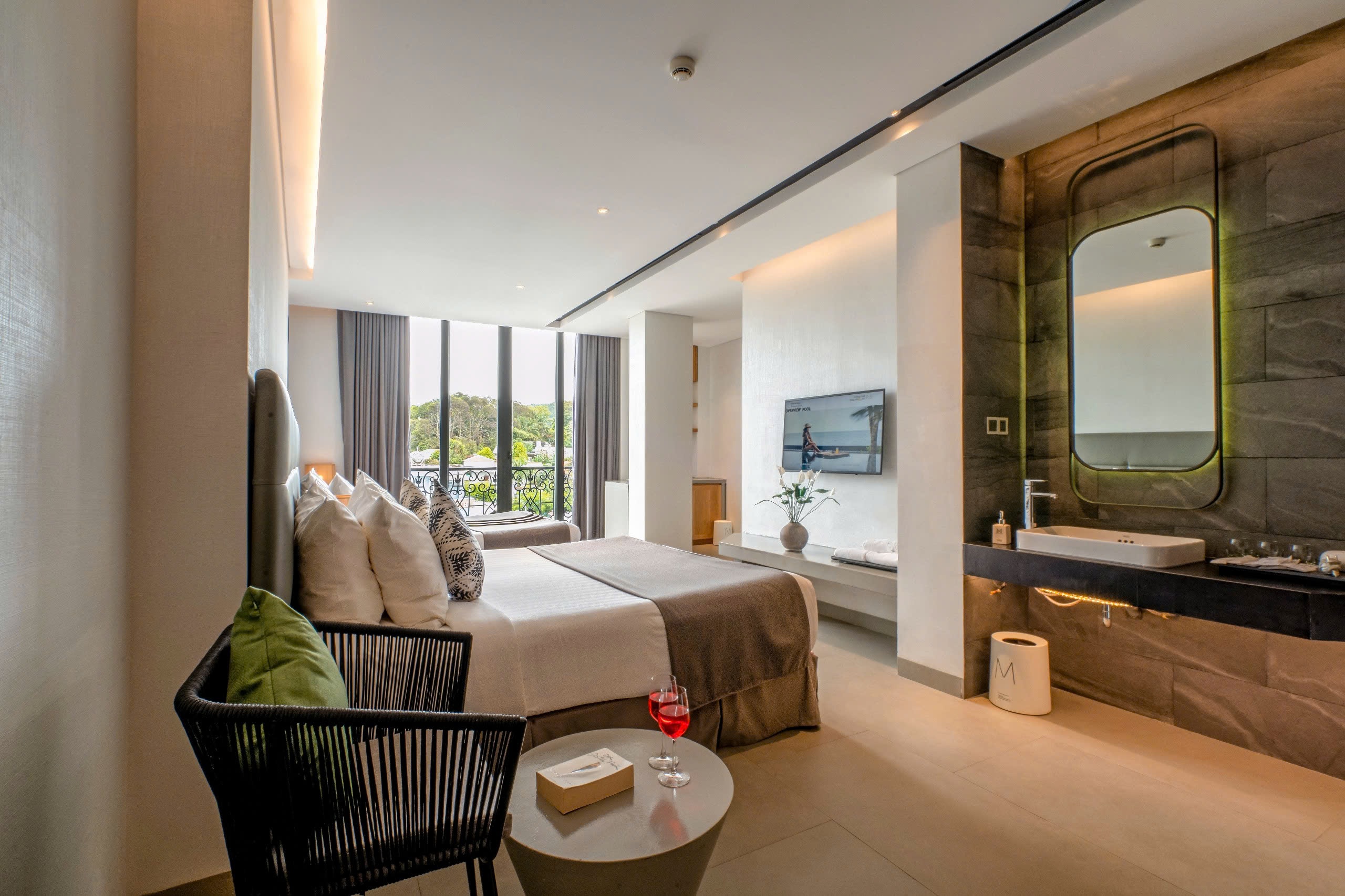 DELUXE TRIPLE SUITE CITYVIEW WITH BALCONY