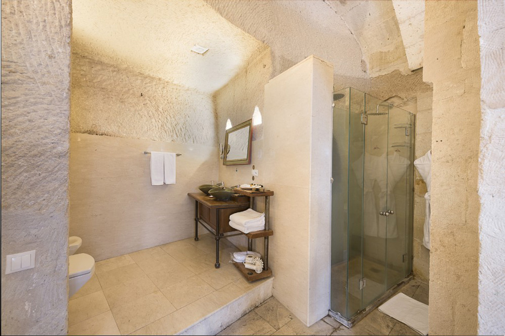 DELUXE CAVE ROOM