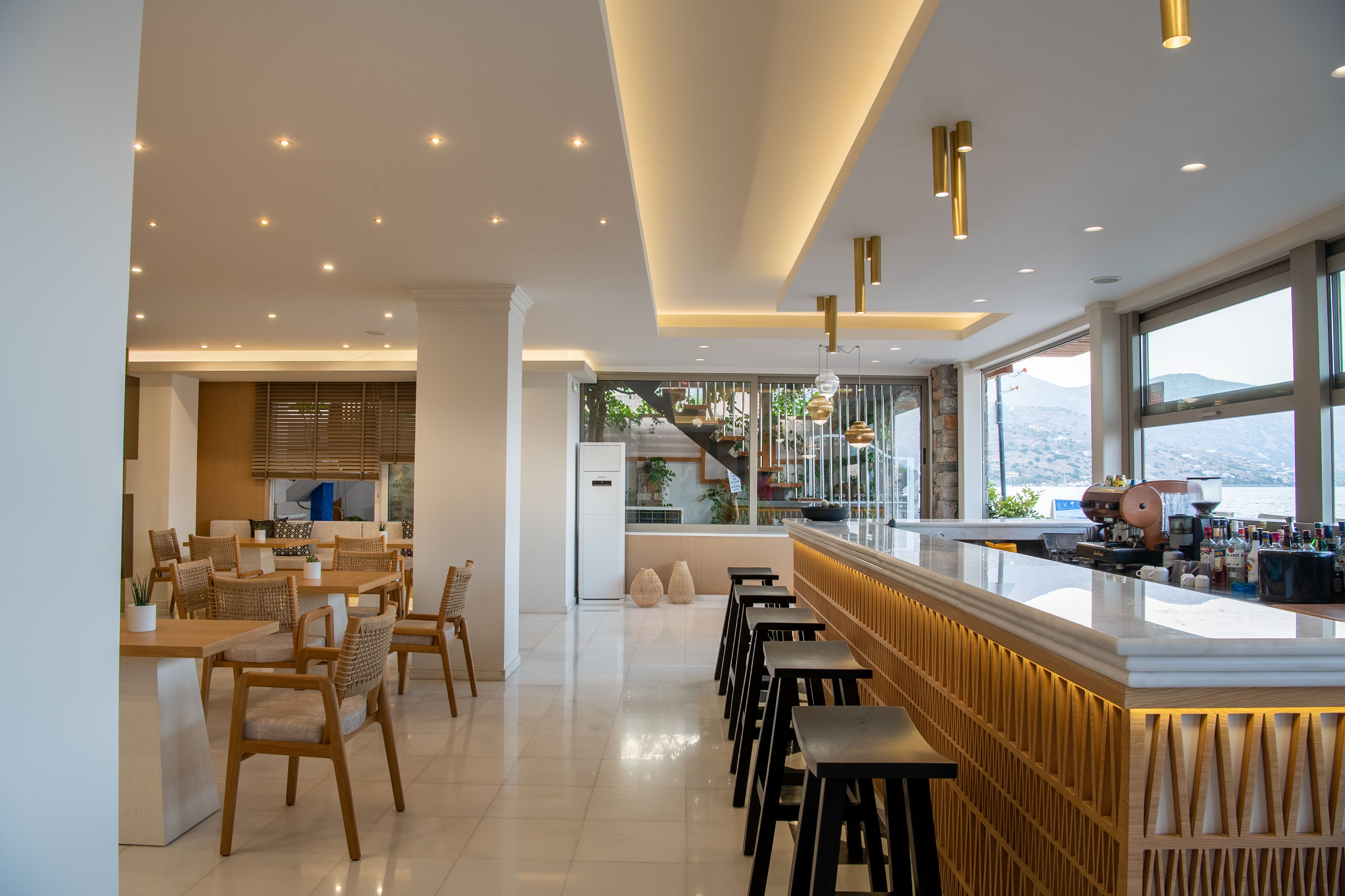 MAIN SEA BREEZE  BAR