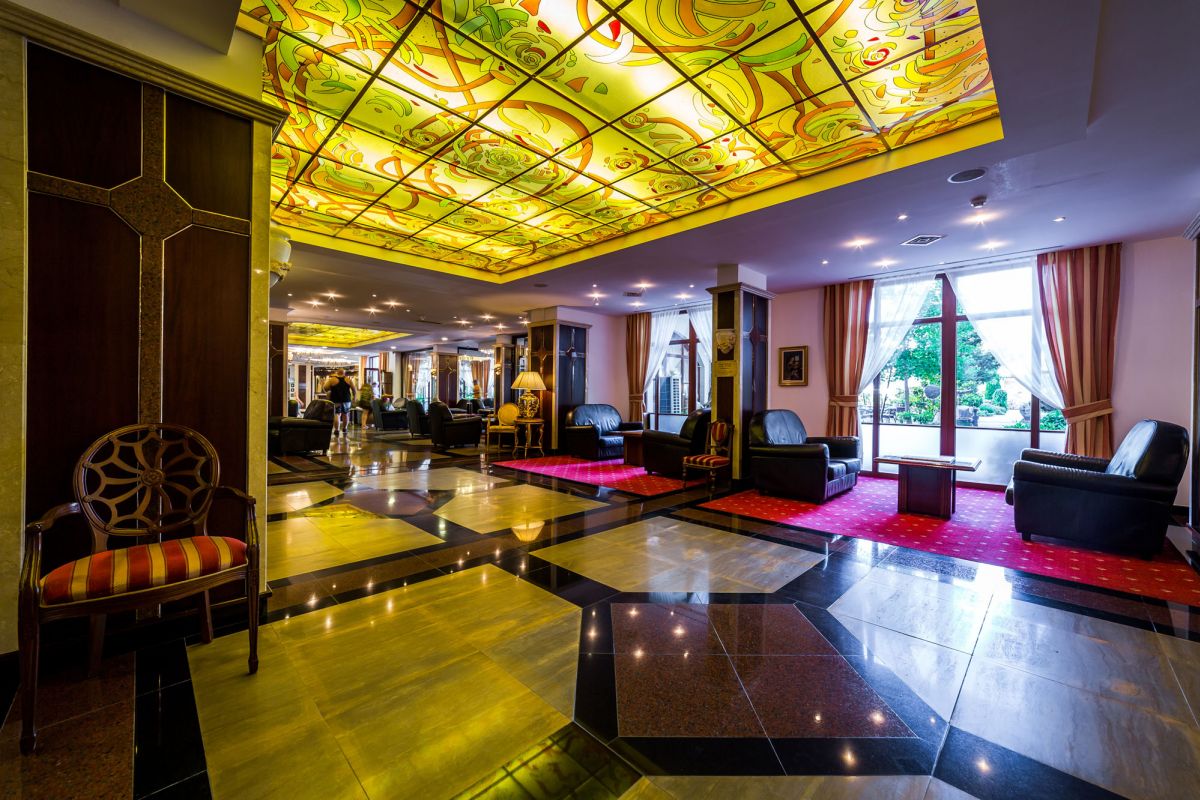 LOBBY BAR