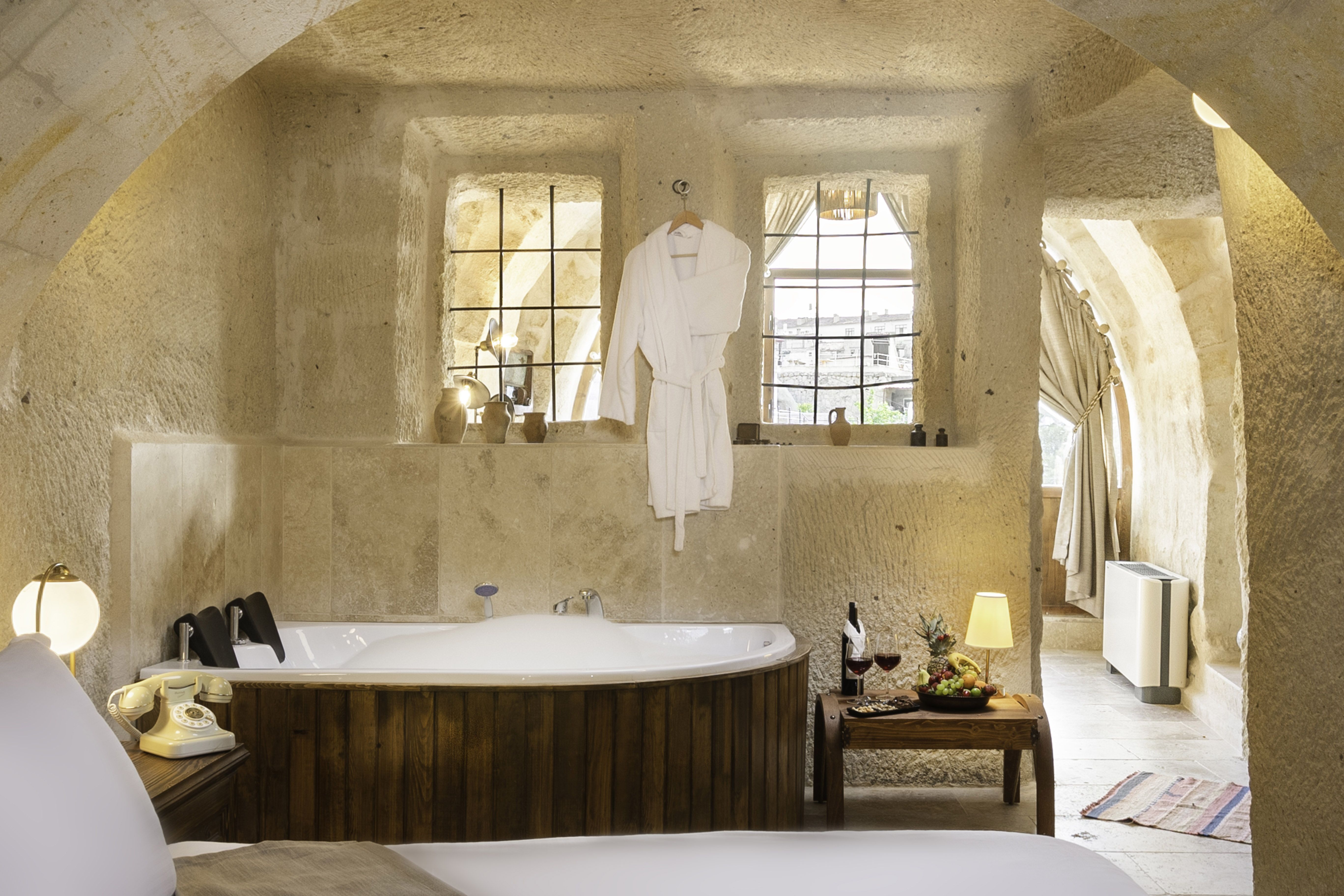 CAVE ROOM WITH JACUZZI