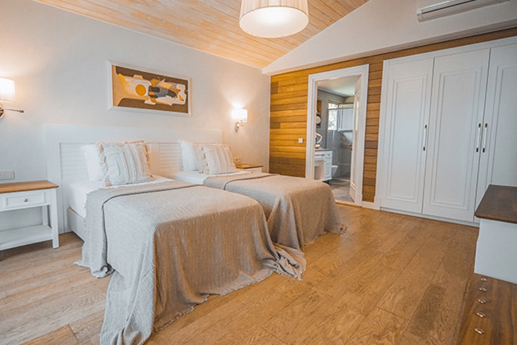 ORANGE STANDARD ROOM