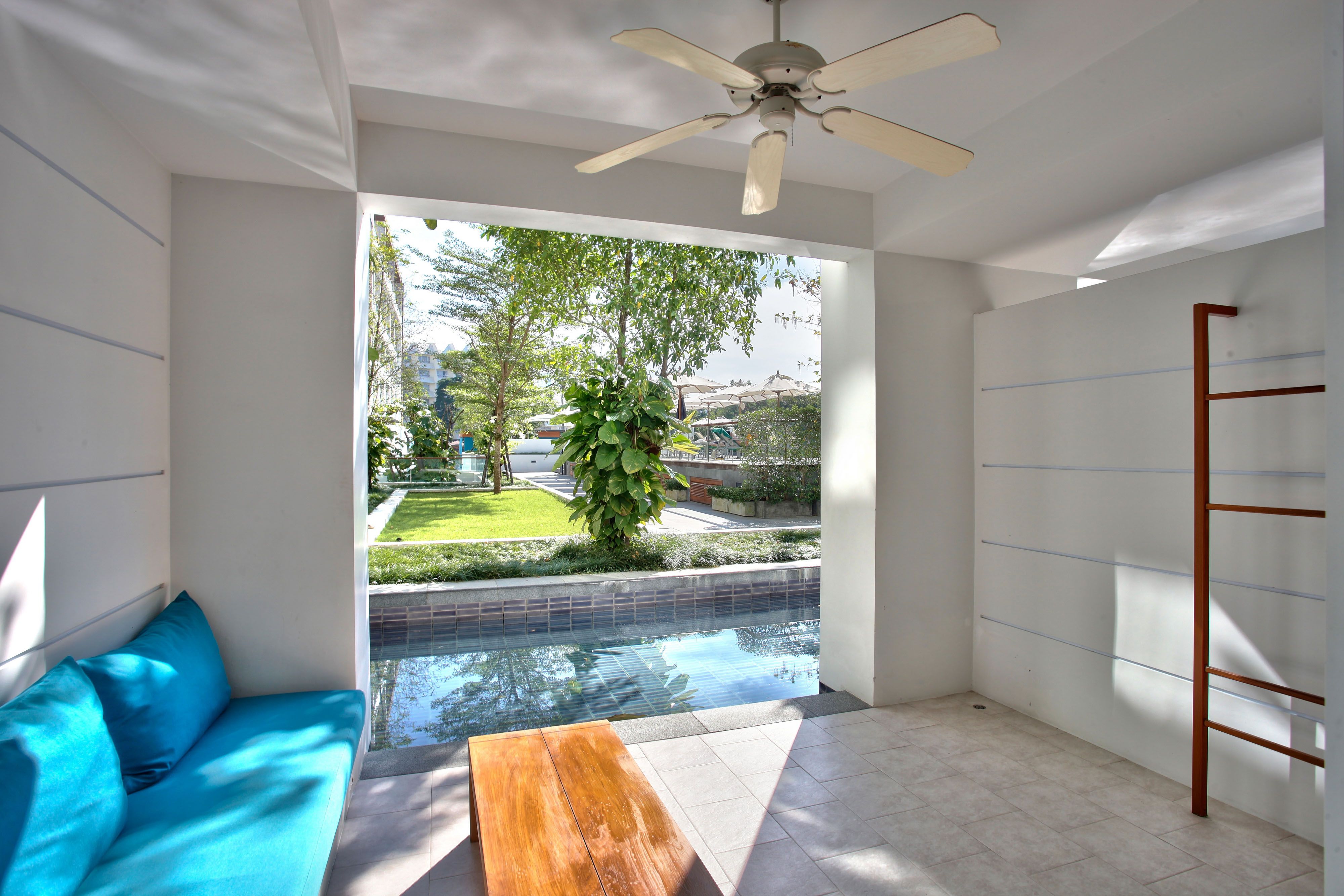 PLUNGE POOL DAYDREAM