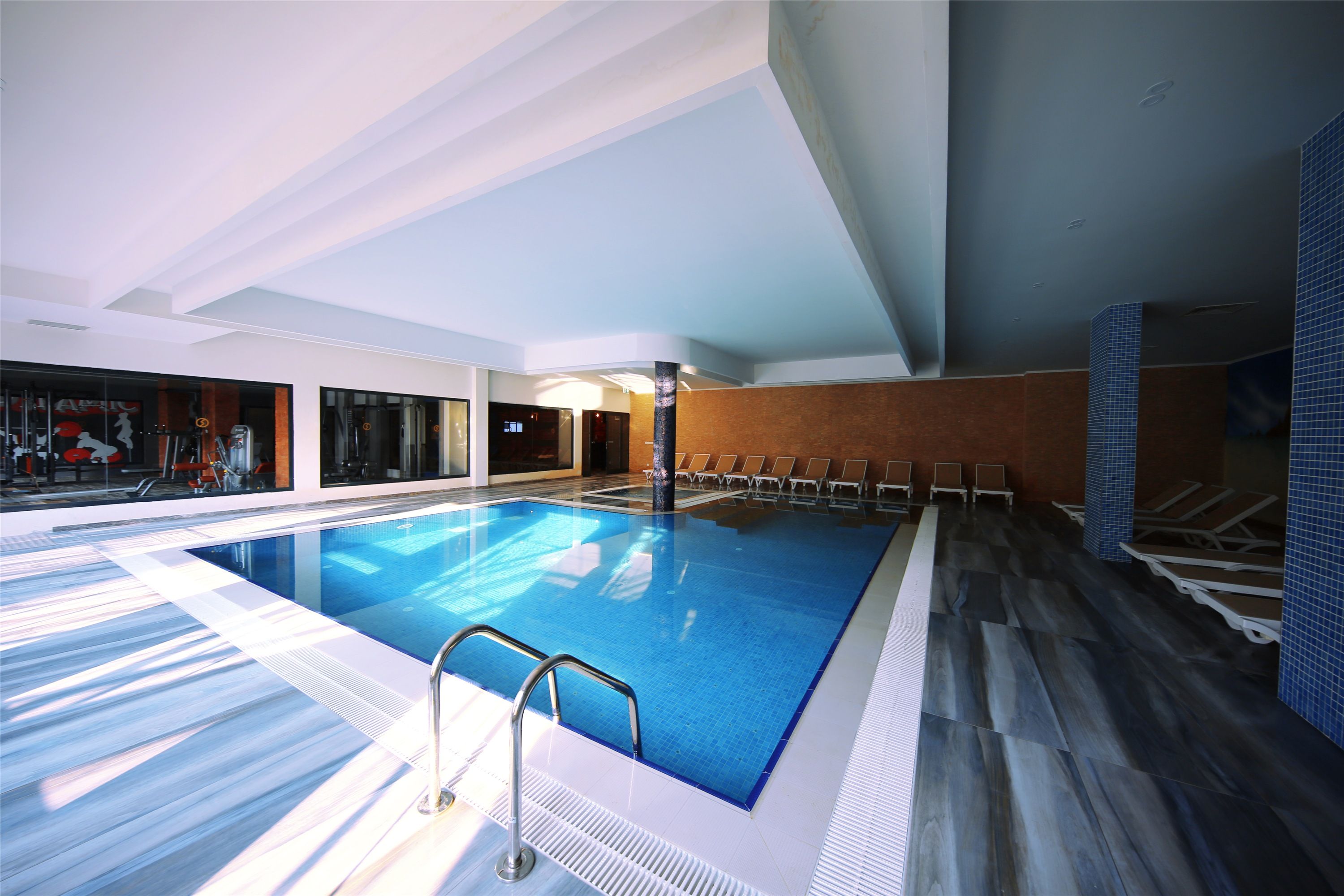 Piscină interioară