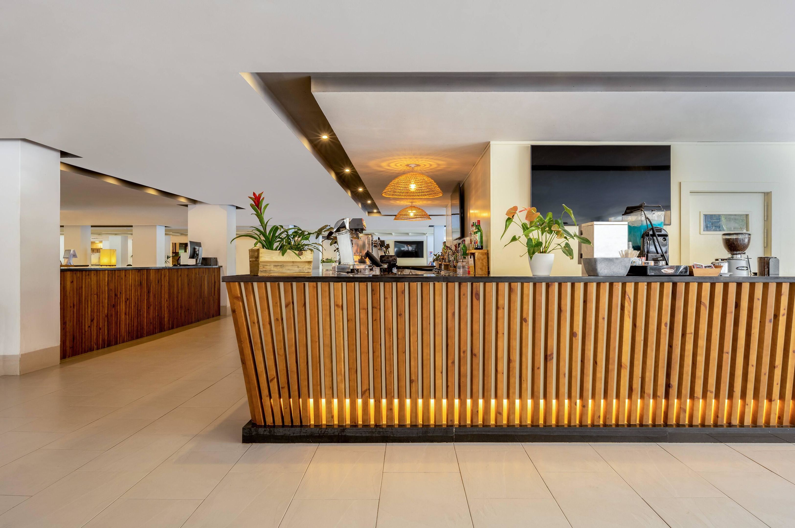 LOUNGE BAR