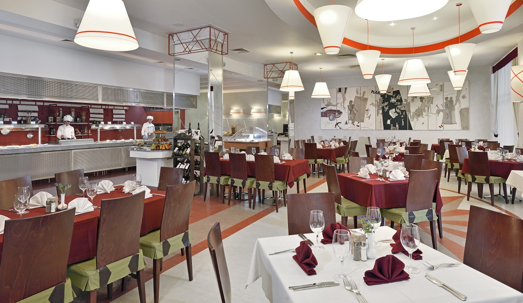 Italian restaurant Osteria del Golfo from beg. June – mid. Sept.