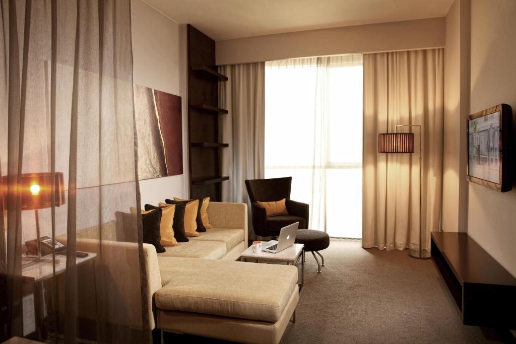 ONE BEDROOM SUITE WITH KITCHENETTE