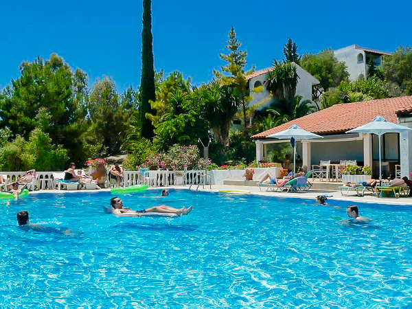 Corfu, Hotel Nautilus, piscina exterioara, sezlonguri.jpg