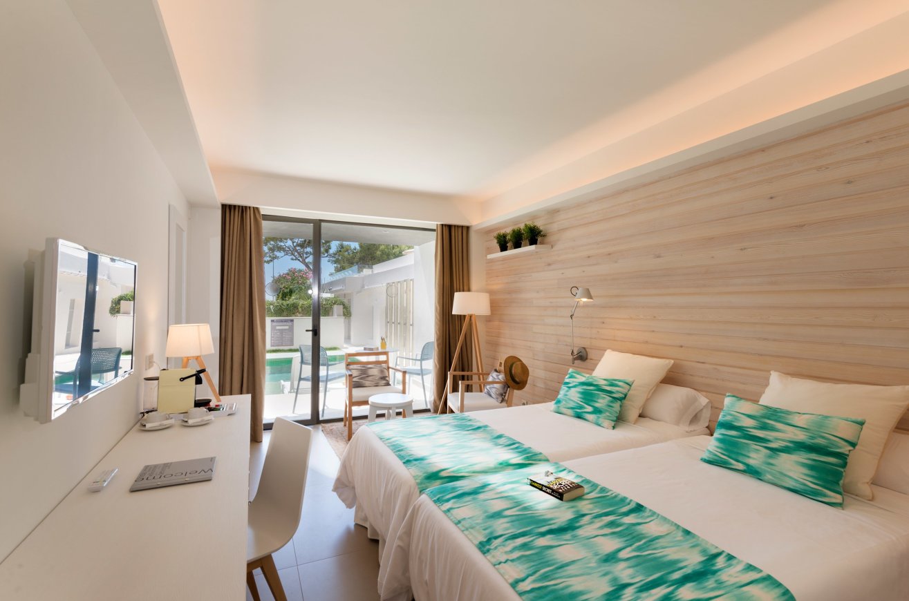 SWIM UP ROOM