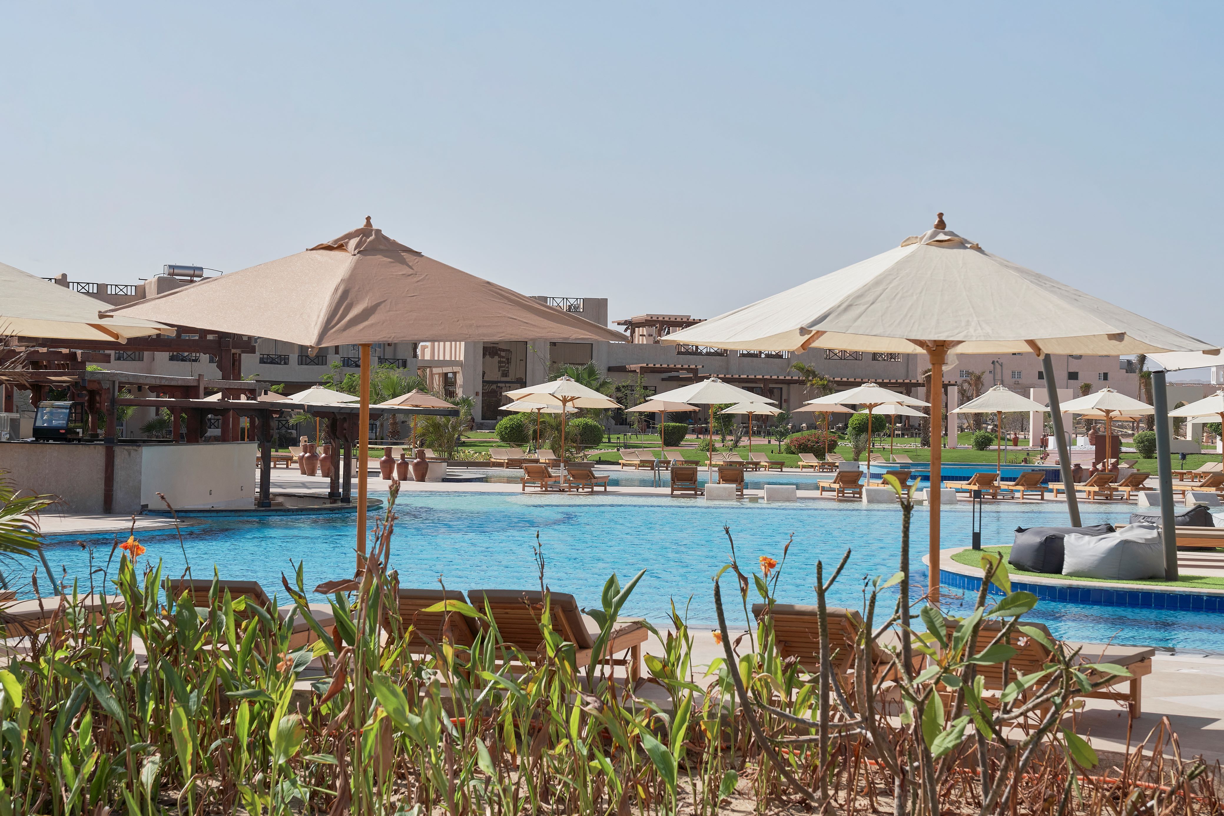 MAYA BAR: Resort pool bar