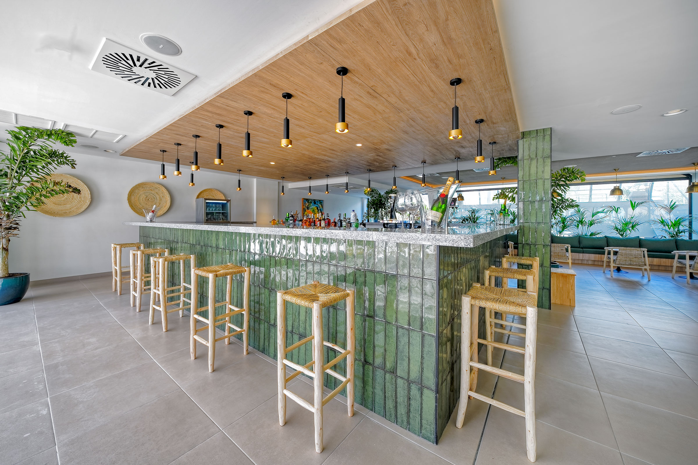 MOGAN LOUNGE BAR