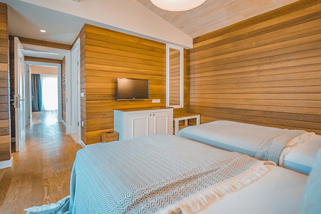 LEMON ROOM
