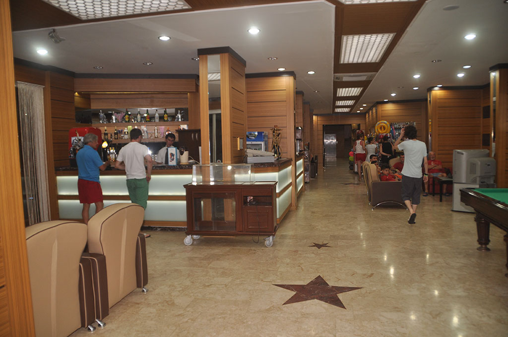 LOBBY BAR