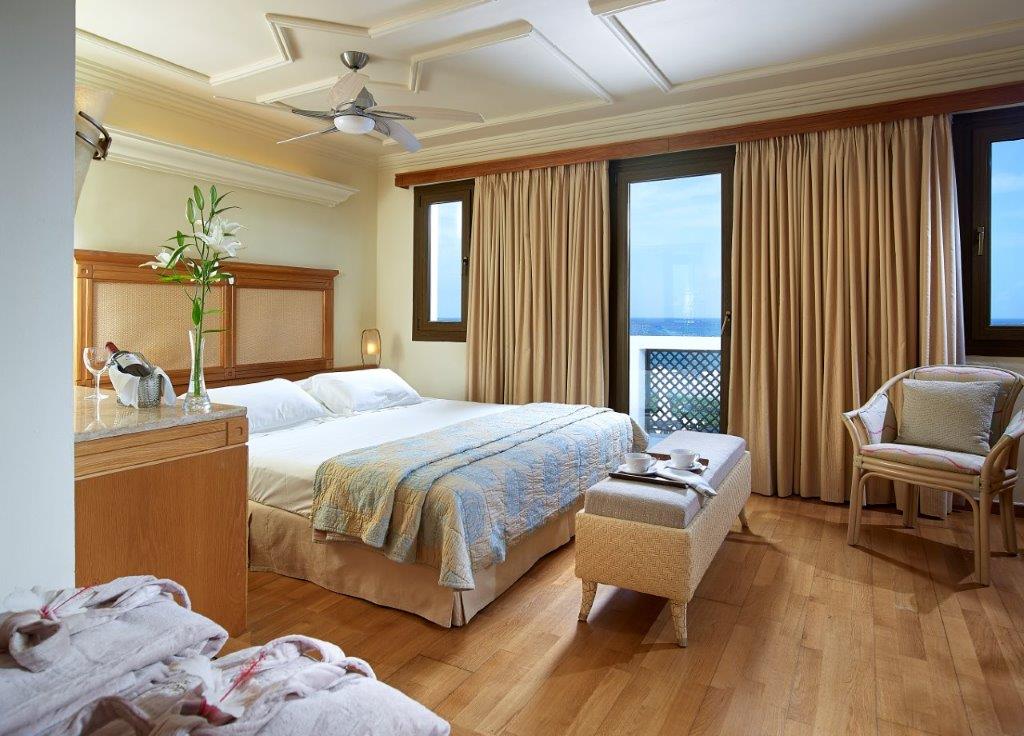 JUNIOR SUITE SHARING POOL